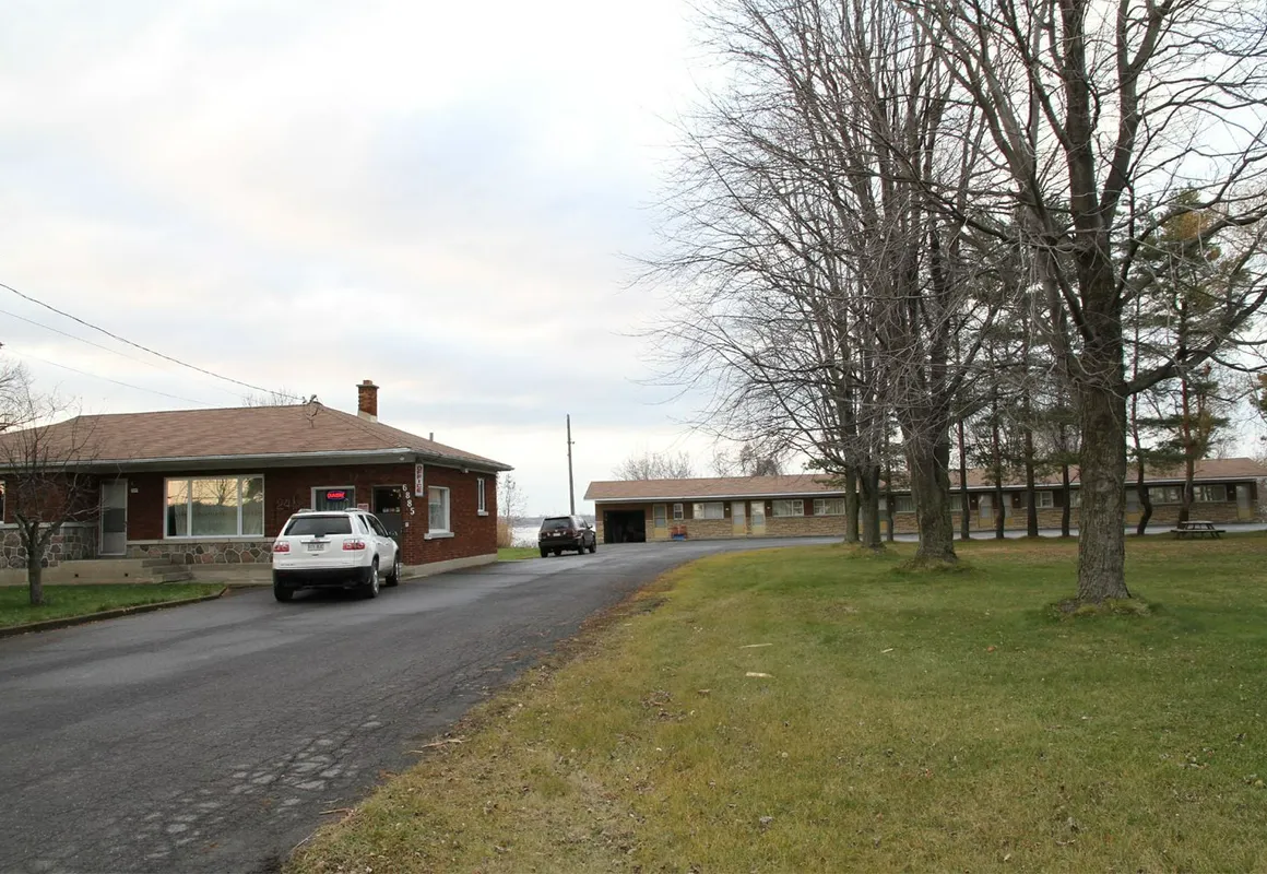 Motel au Bord du Lac hotel hero