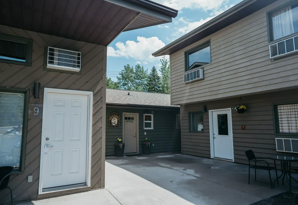 Nature's Inn Kenora hotel hero