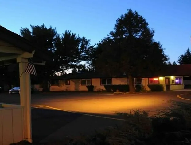 Burney Motel hotel detail image 2