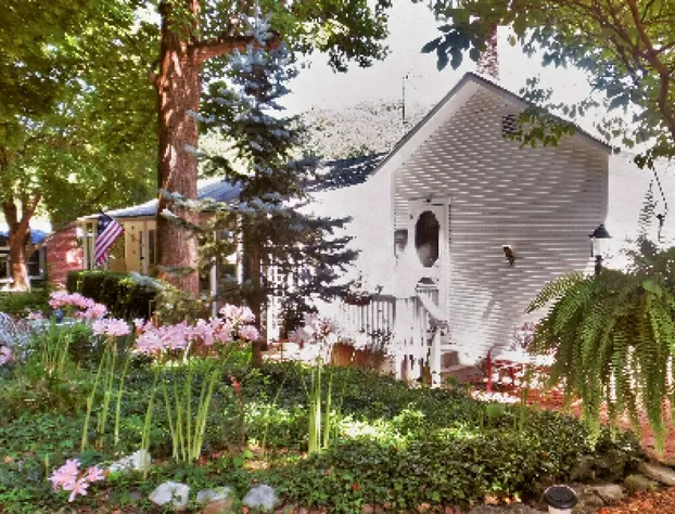 Maple Leaf Cottage Inn hotel detail image 2