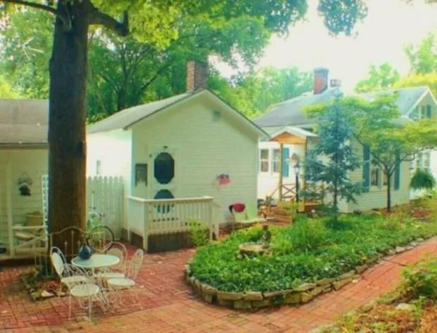 Maple Leaf Cottage Inn hotel detail image 1