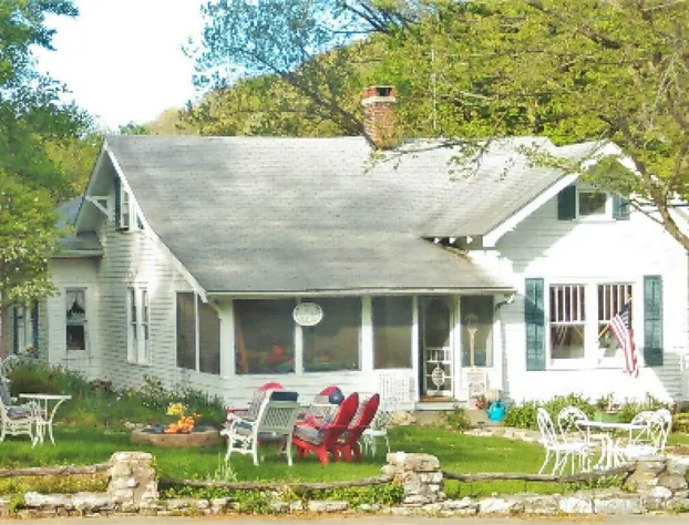 Maple Leaf Cottage Inn hotel detail image 4