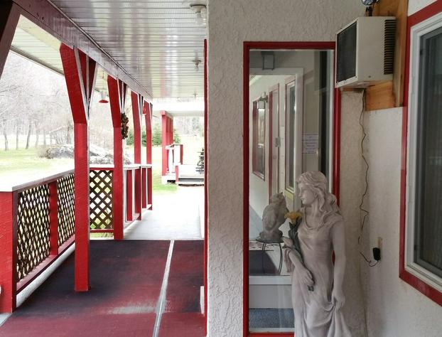 Rivermount Motel Campground and RV Park hotel detail image 3