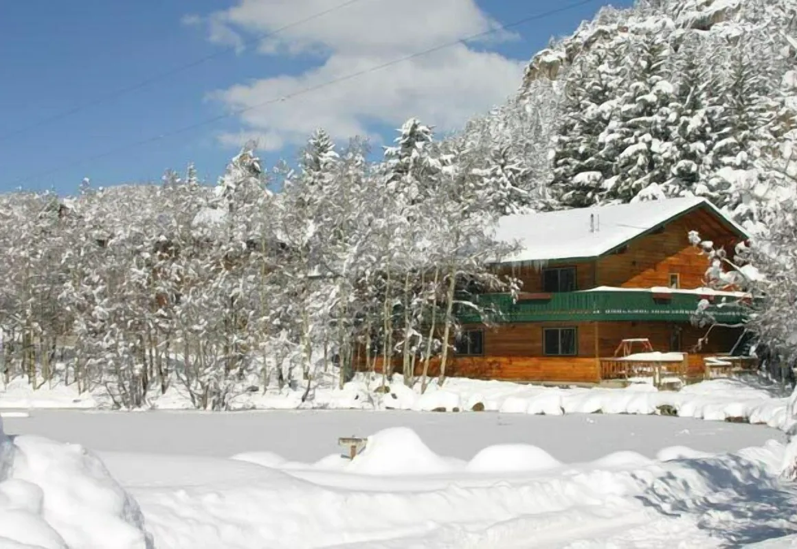 Riverside Lodge & Retreat hotel hero