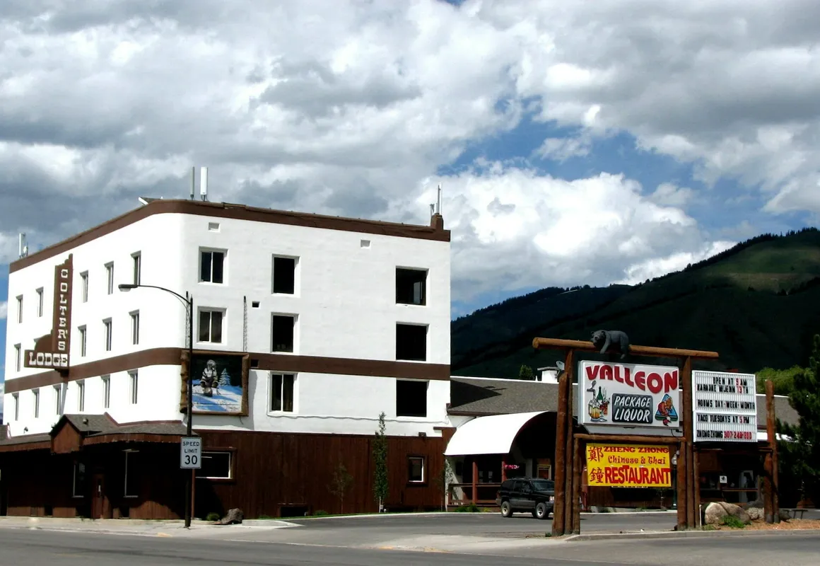 Colter's Lodge hotel hero