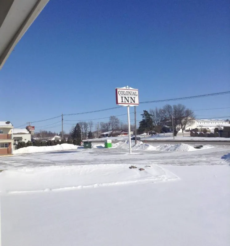 Colonial Inn Dyersville hotel hero