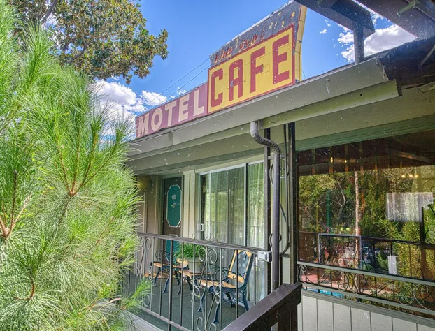 Piazza's Pine Cone Inn hotel detail image 2