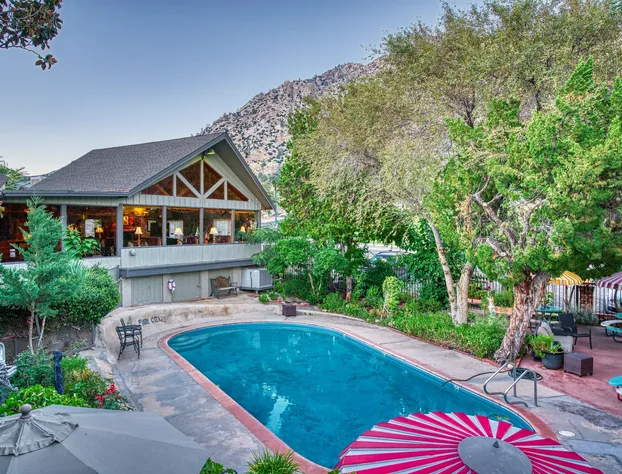 Piazza's Pine Cone Inn hotel detail image 3