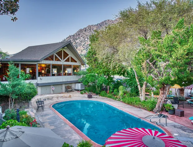 Piazza's Pine Cone Inn hotel detail image 2