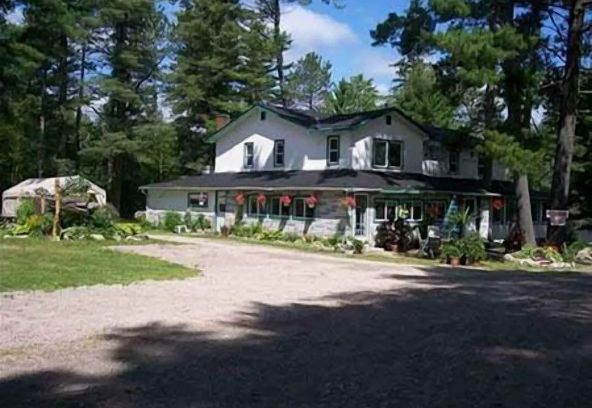 Happy Landing Lodge hotel hero