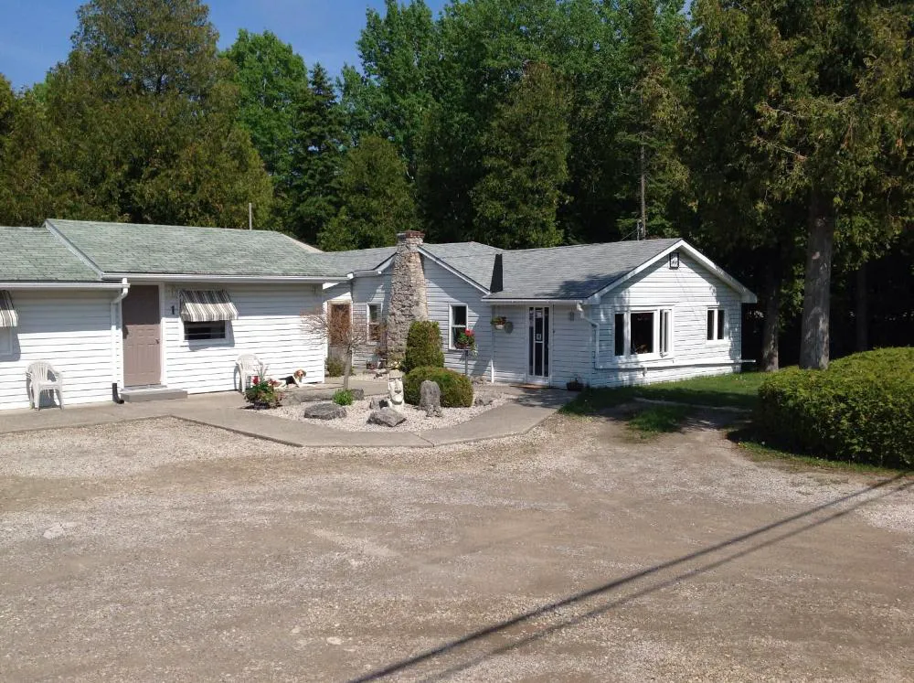 Cedar Vista Motel hotel hero