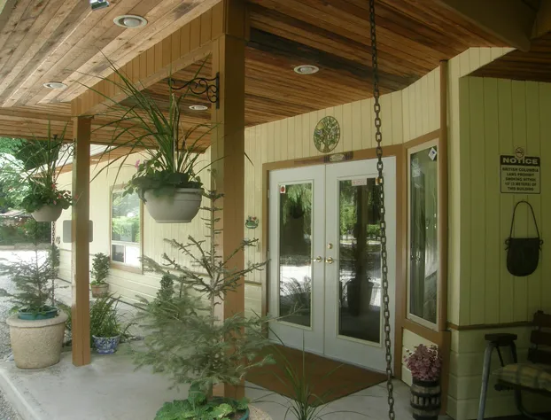 Cedar Wood Lodge B&B hotel detail image 1