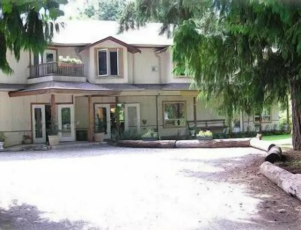 Cedar Wood Lodge B&B hotel detail image 4