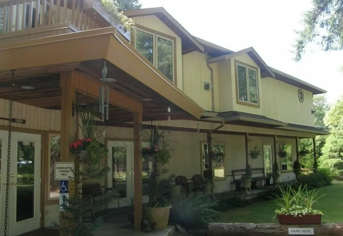 Cedar Wood Lodge B&B hotel hero