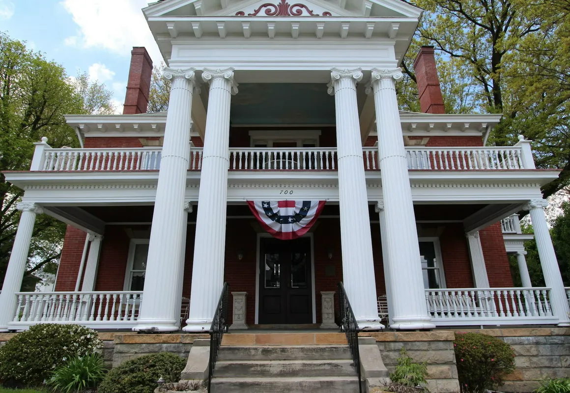 South Broadway Manor hotel hero