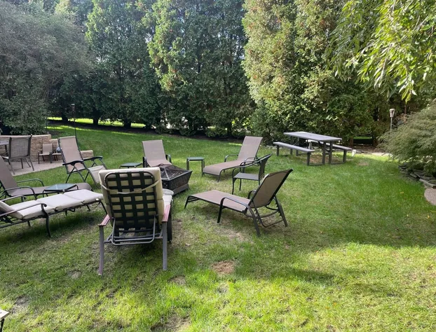 South Broadway Manor hotel detail image 4