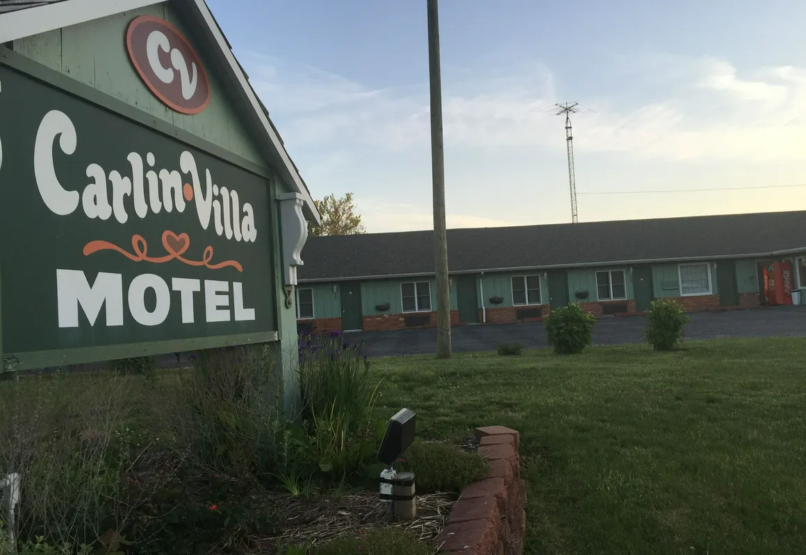 Carlin Villa Motel hotel hero
