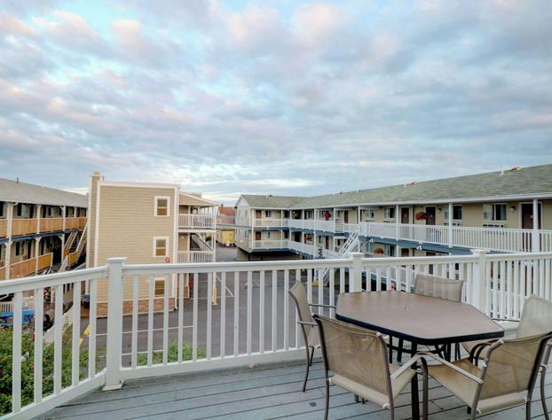 Waves Oceanfront Resort hotel detail image 4