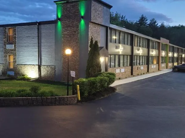 Wingate by Wyndham Lake George hotel detail image 1