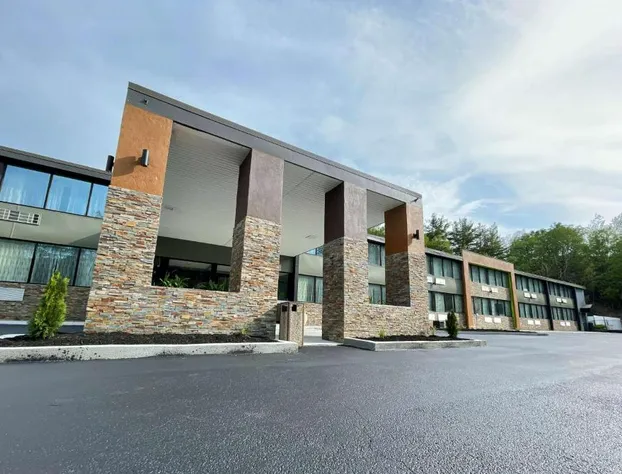 Wingate by Wyndham Lake George hotel detail image 3