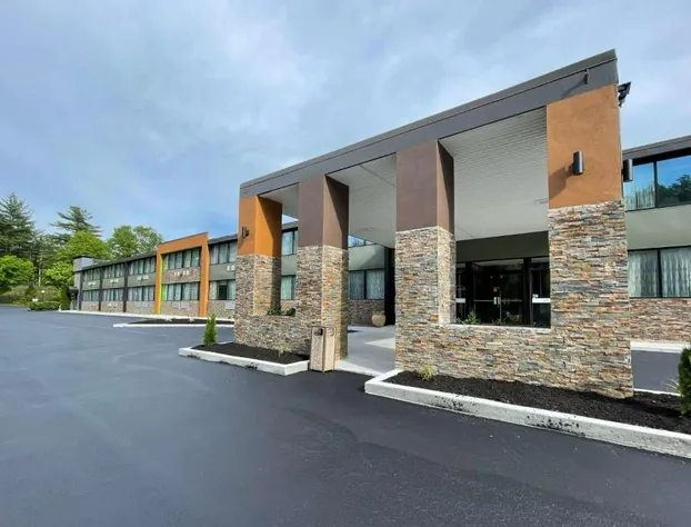 Wingate by Wyndham Lake George hotel detail image 4