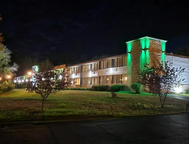 Wingate by Wyndham Lake George hotel detail image 2