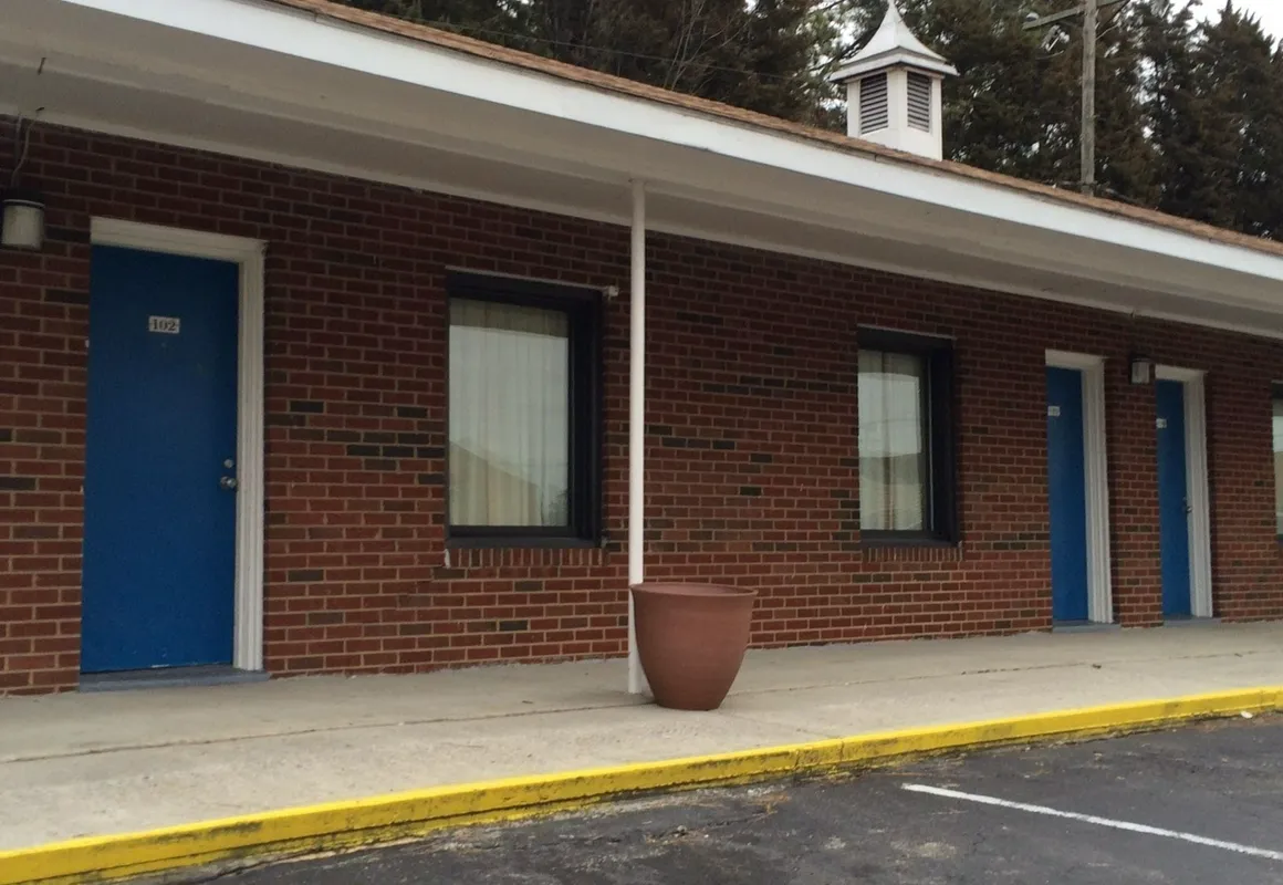 Budget Inn hotel hero