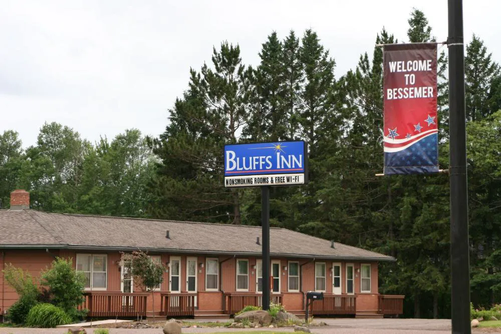 Bluffs Inn hotel hero