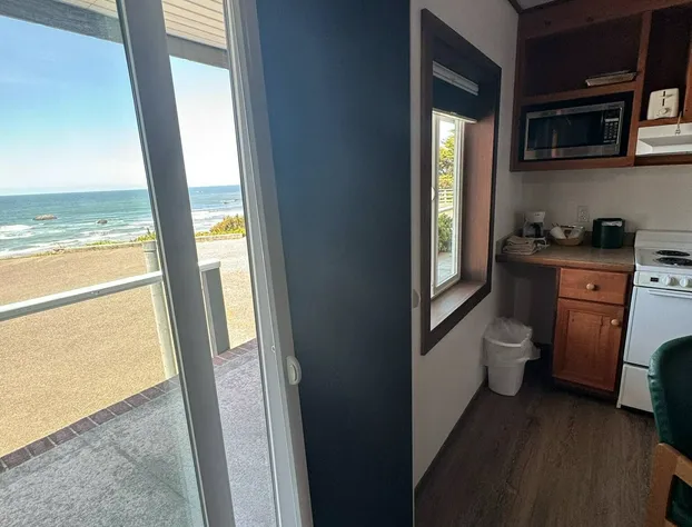 Sunset Oceanfront Lodging hotel detail image 1