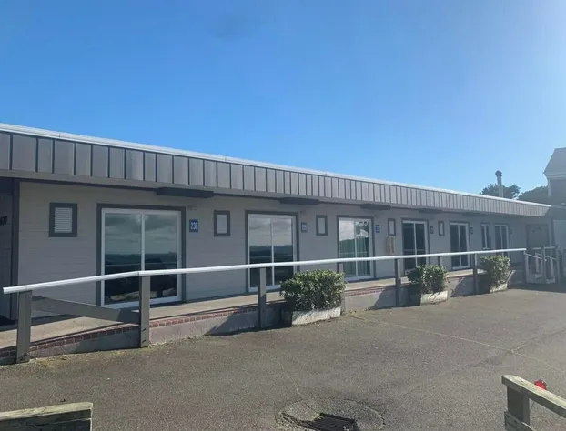 Sunset Oceanfront Lodging hotel detail image 4