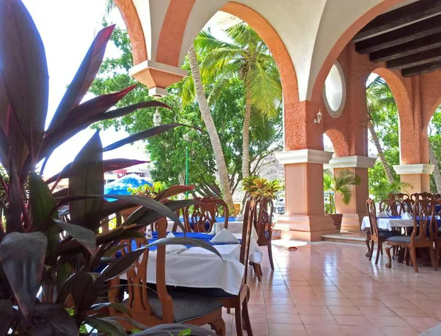 Canadian Resorts Huatulco hotel detail image 1