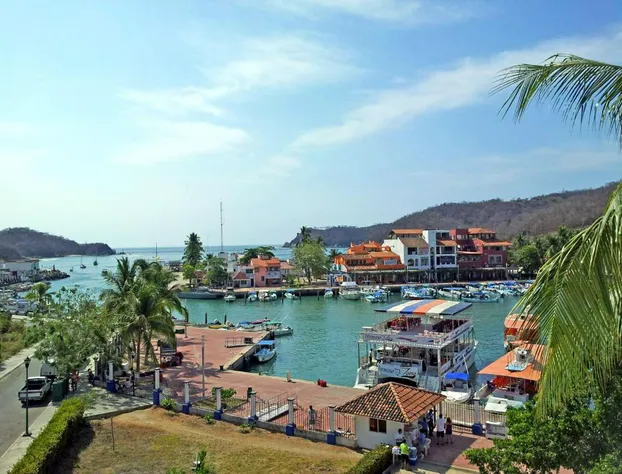 Canadian Resorts Huatulco hotel detail image 4