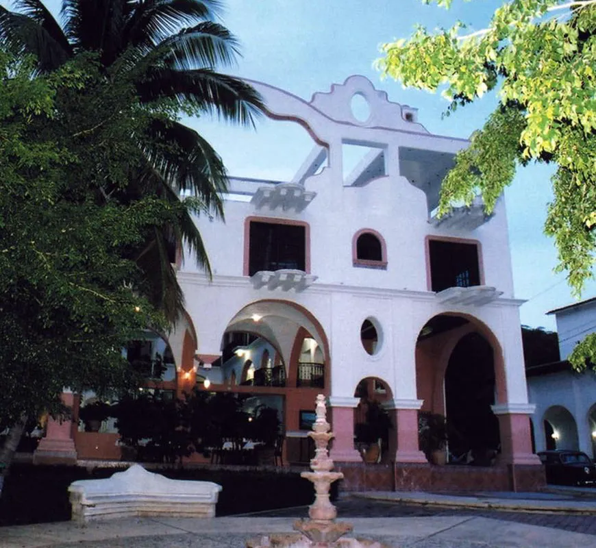 Canadian Resorts Huatulco hotel hero