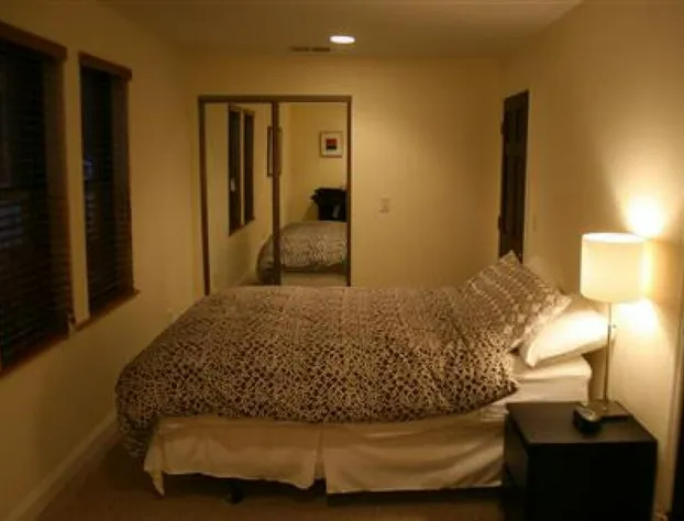 Roscoe Village Guesthouse hotel detail image 4