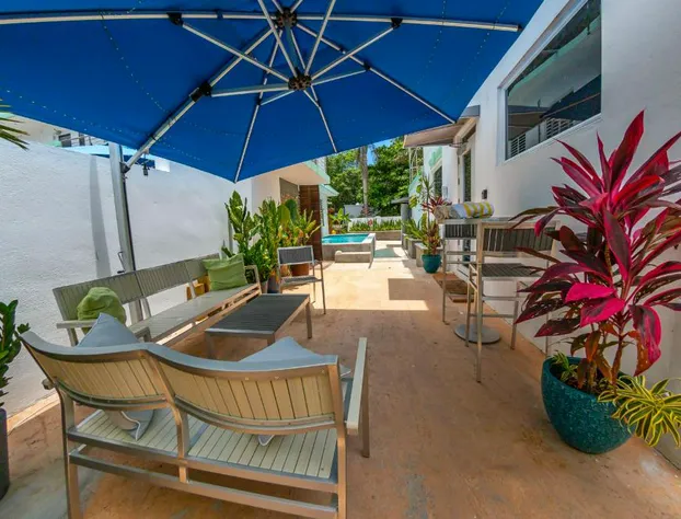 Casa Verde Hotel - Steps to the Beach | Pool, Restaurant & Bar hotel detail image 3