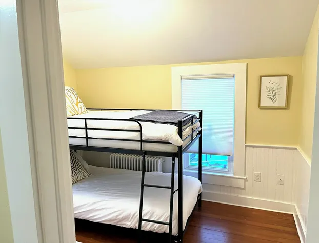 Queen Anne's Revenge hotel detail image 2