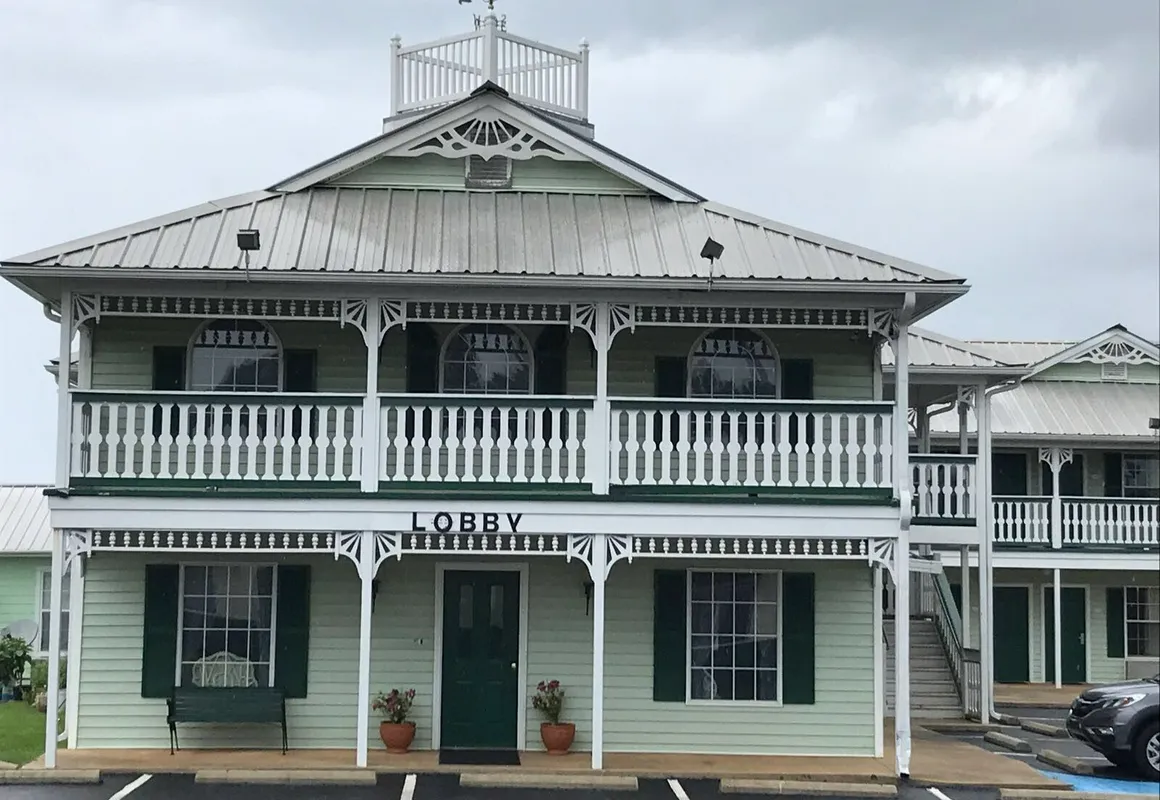 Deluxe Inn And Suites hotel hero