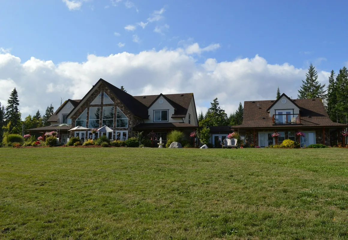 Two Eagles Lodge hotel hero