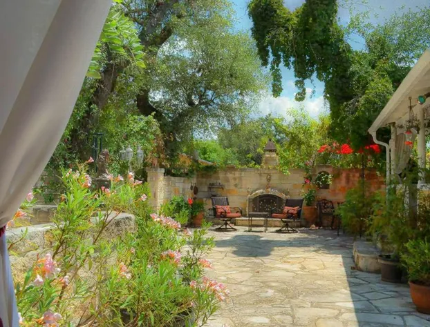 Rarumpelpunzeldornaschenwittchen hotel detail image 4