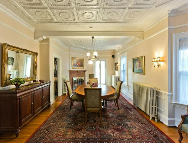 The Elmhurst Inn hotel detail image 3