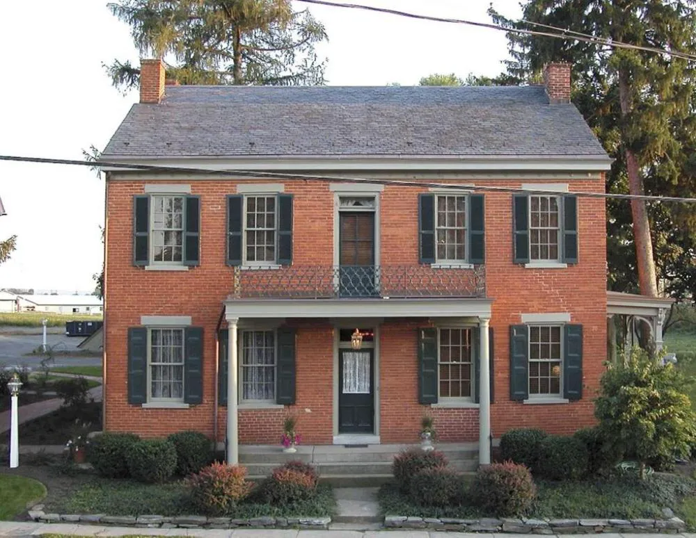 Bird In Hand Village Inn & Suites hotel hero