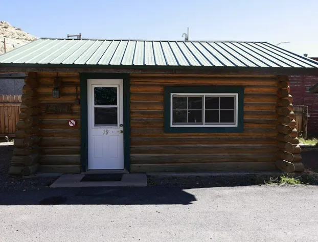 Twin Pines Lodge & Cabins hotel detail image 4