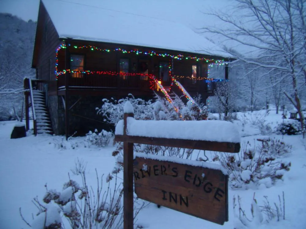 River ' s Edge Inn hotel hero