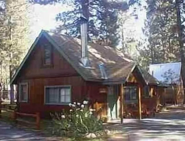 Golden Bear Cottages hotel detail image 2