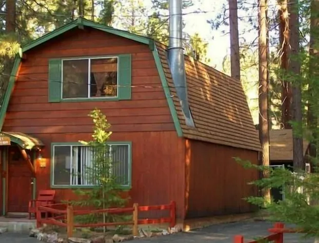 Golden Bear Cottages hotel detail image 3