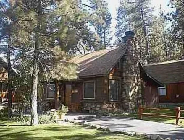 Golden Bear Cottages hotel detail image 4