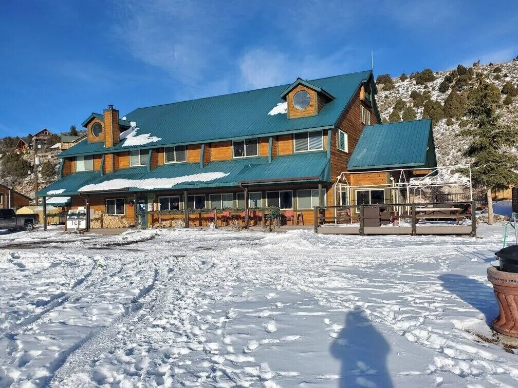 Aspen Cove resort hotel hero