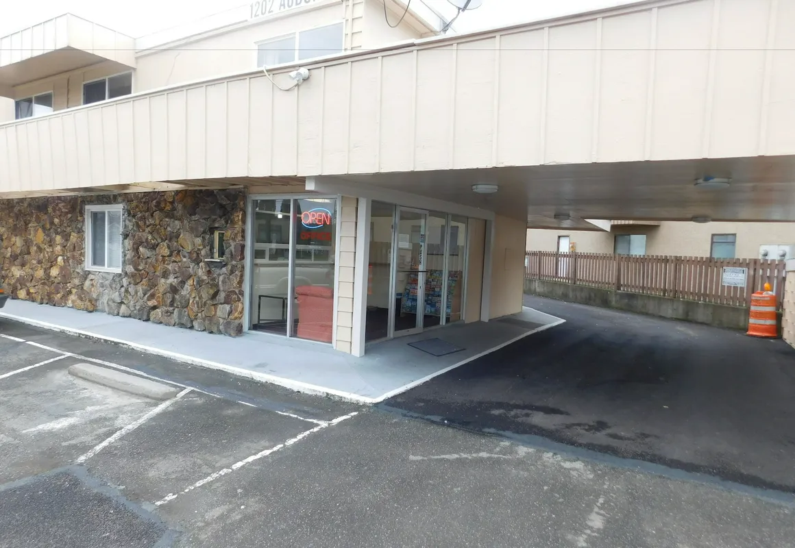 Auburn Motel hotel hero