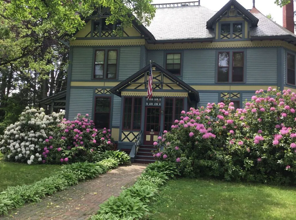 Amherst Inn hotel hero