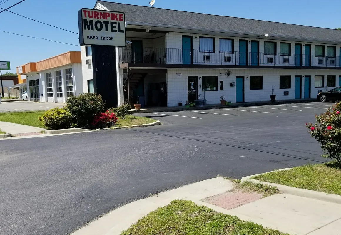Turnpike Motel hotel hero